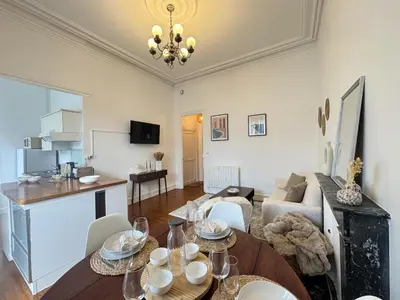 Cuisine ou kitchenette dans l'établissement Le Léor - apt 2 chambres en cœur de ville