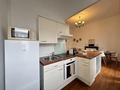 Cuisine ou kitchenette dans l'établissement Le Léor - apt 2 chambres en cœur de ville