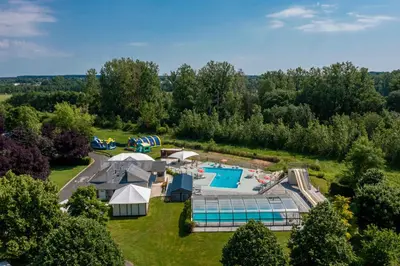 Piscine de l'établissement Camping Loches ou située à proximité