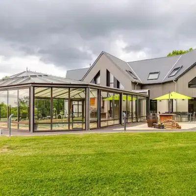 Maison d'architecte avec piscine chauffée et parc sécurisé - FR-1-410-487