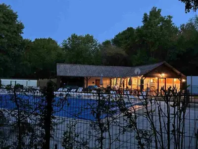 Piscine de l'établissement Mobil-home spacieux avec terrasse – 6 personnes - API-1-52-1216 ou située à proximité