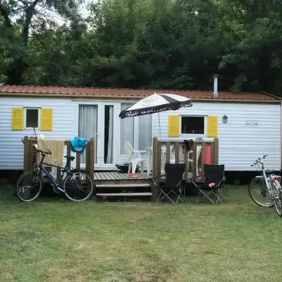 Mobil-home spacieux avec terrasse – 6 personnes - API-1-52-1216