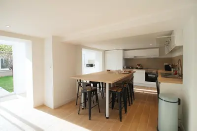 Cuisine ou kitchenette dans l'établissement House with 9 Private Suites near Le Mans Circuit