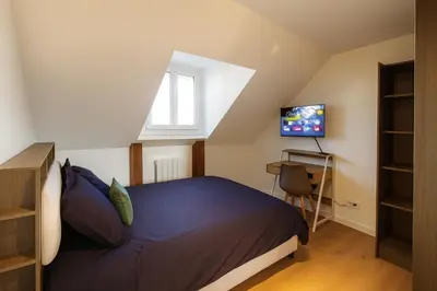 Télévision ou salle de divertissement dans l'établissement House with 9 Private Suites near Le Mans Circuit