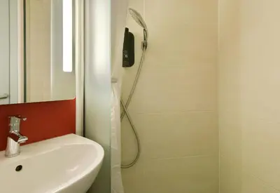 Salle de bains dans l'établissement B&B HOTEL Le Mans Nord 1