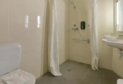 Salle de bains dans l'établissement B&B HOTEL Le Mans Nord 1