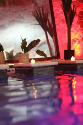 Piscine de l'établissement L alcove des Sens Love Room Jacuzzi sauna ou située à proximité