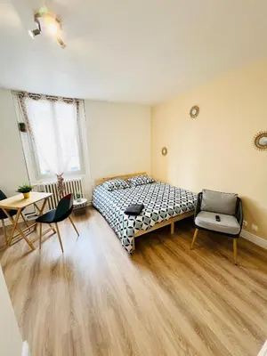 Un ou plusieurs lits dans un hébergement de l'établissement Studio Dulcea 1 Étage - Proche Centre & Gare -WiFi