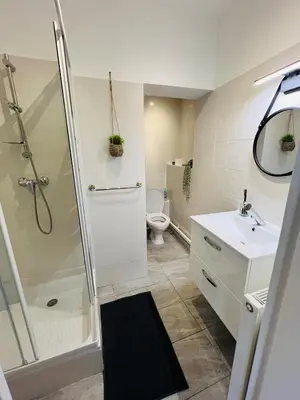 Salle de bains dans l'établissement Studio Dulcea 1 Étage - Proche Centre & Gare -WiFi