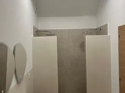 Salle de bains dans l'établissement Grange rustique rénovée au cœur de la campagne sarthoise - FR-1-410-489