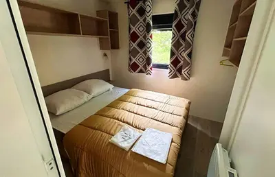 Un ou plusieurs lits dans un hébergement de l'établissement Mobile home Prestige 2 chambres 5-7 personnes
