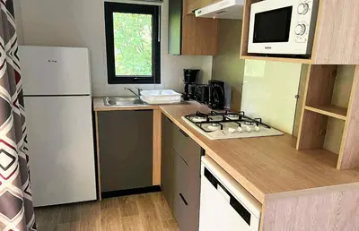 Cuisine ou kitchenette dans l'établissement Mobile home Prestige 2 chambres 5-7 personnes
