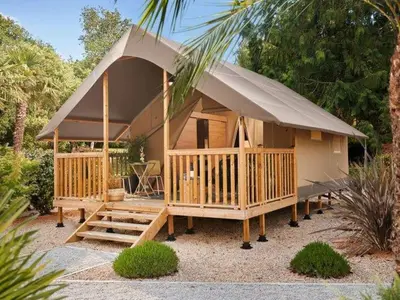 Jardin de l'établissement Bungalow toilé avec terrasse à Luynes, 2 chambres, 5 personnes - API-1-52-1508