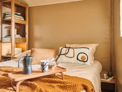 Un ou plusieurs lits dans un hébergement de l'établissement Bungalow toilé avec terrasse à Luynes, 2 chambres, 5 personnes - API-1-52-1508