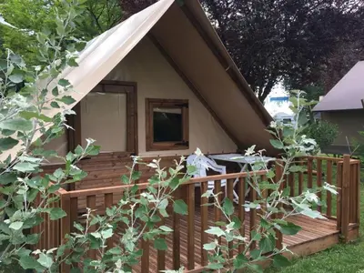 Jardin de l'établissement Bungalow toilé avec terrasse à Luynes, 2 chambres, 5 personnes - API-1-52-1508