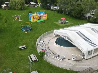 Piscine de l'établissement Bungalow toilé avec terrasse à Luynes, 2 chambres, 5 personnes - API-1-52-1508 ou située à proximité