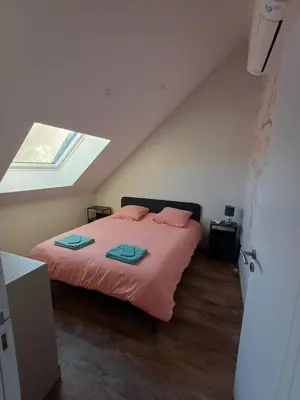 Un ou plusieurs lits dans un hébergement de l'établissement Gîte MA POULE de 1 à 5 personnes avec piscine