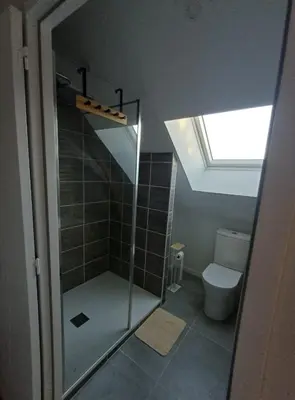 Salle de bains dans l'établissement Gîte MA POULE de 1 à 5 personnes avec piscine
