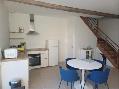 Cuisine ou kitchenette dans l'établissement Gîte Gui's de 1 à 5 personnes avec piscine