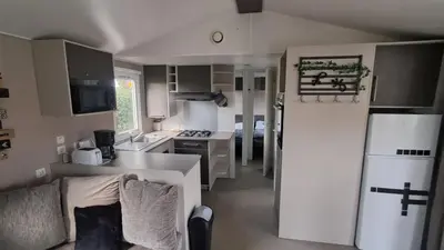 Cuisine ou kitchenette dans l'établissement Mobilhome proche zoo Beauval 6 à 8 places