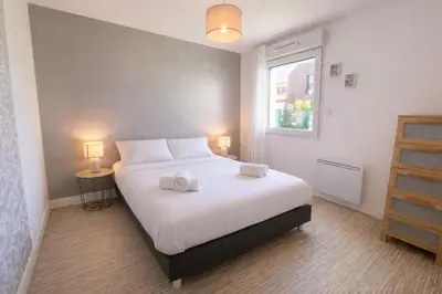 Un ou plusieurs lits dans un hébergement de l'établissement Appartement Lumineux -Hôpital Bretonneau
