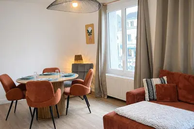 Coin salon dans l'établissement Grand Appartement - Wifi -Parking - Tramway 1 min