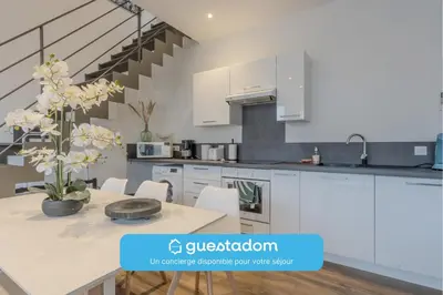 Cuisine ou kitchenette dans l'établissement Le Saphir - Wifi - Parking - Le Mans