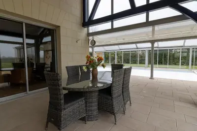 Balcon ou terrasse dans l'établissement Domaine de la Chesnaie - Piscine couverte