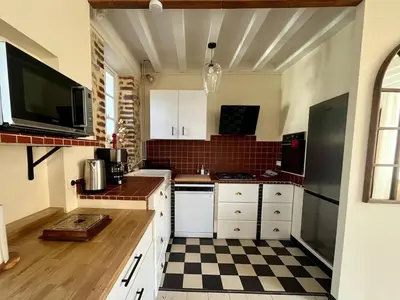Cuisine ou kitchenette dans l'établissement Villa Mulsanne et studio - Centre bourg - Proche circuit des 24H du mans - 12 personnes