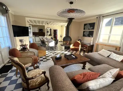 Télévision ou salle de divertissement dans l'établissement Villa Mulsanne et studio - Centre bourg - Proche circuit des 24H du mans - 12 personnes