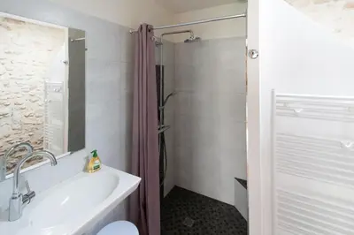 Salle de bains dans l'établissement L'Abeille bleue