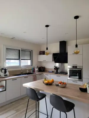 Cuisine ou kitchenette dans l'établissement Chambre à 20min du Circuit