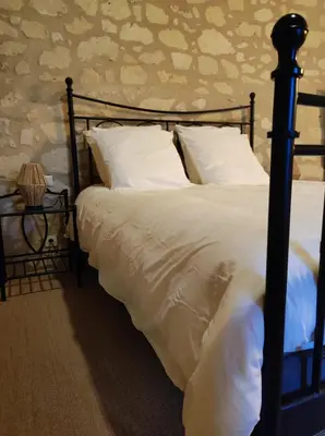 Un ou plusieurs lits dans un hébergement de l'établissement Chambre d'hôte de charme dans logis du XVe