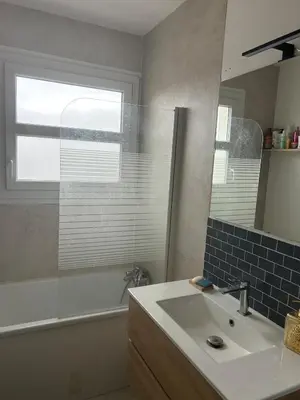 Salle de bains dans l'établissement Appartement lumineux,3 chambres,proche de la gare