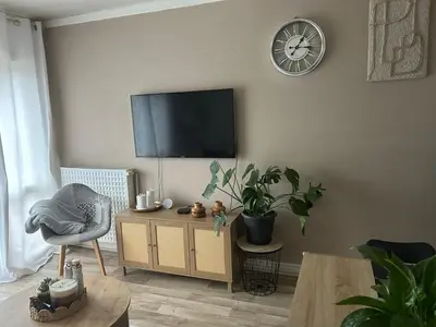 Télévision ou salle de divertissement dans l'établissement Appartement lumineux,3 chambres,proche de la gare