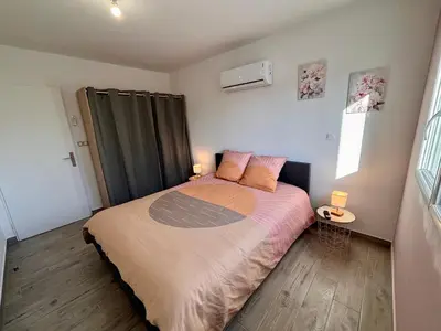 Un ou plusieurs lits dans un hébergement de l'établissement Maison Rosie - Maison moderne cozy avec extérieur