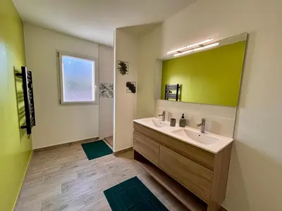 Salle de bains dans l'établissement Maison Rosie - Maison moderne cozy avec extérieur