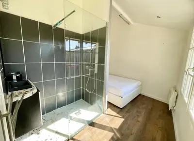 Salle de bains dans l'établissement Charmante Maisonnette en Tuffeau à Deux Pas de la Loire, Saumur Centre avec Parking gratuit