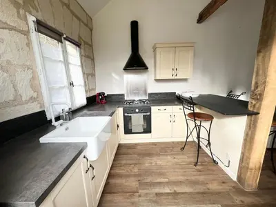 Cuisine ou kitchenette dans l'établissement Charmante Maisonnette en Tuffeau à Deux Pas de la Loire, Saumur Centre avec Parking gratuit