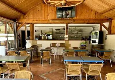Restaurant ou autre lieu de restauration dans l'établissement Camping la Vallée des Vignes - Aquatique Vacances