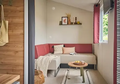 Coin salon dans l'établissement Camping la Vallée des Vignes - Aquatique Vacances