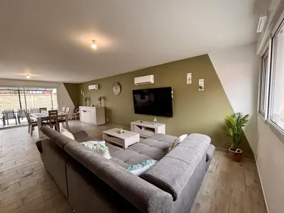 Télévision ou salle de divertissement dans l'établissement Maison Verde - Maison moderne cozy avec extérieur
