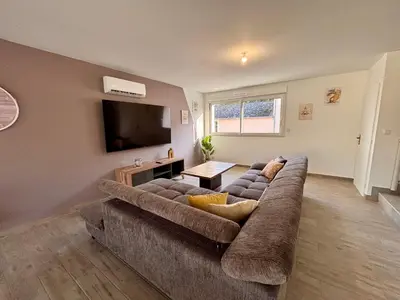 Télévision ou salle de divertissement dans l'établissement Maison Mocca - Maison moderne cozy avec extérieur