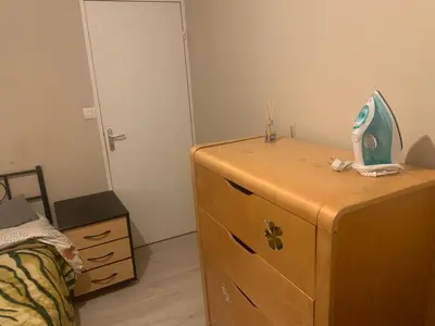 Un ou plusieurs lits dans un hébergement de l'établissement Chambre meublée et lumineuse Centre de Tours