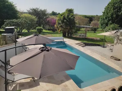 Piscine de l'établissement Grande maison familiale avec piscine chauffée ou située à proximité