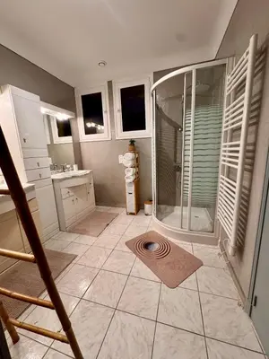 Salle de bains dans l'établissement Maison spacieuse pour 6 personnes