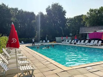 Piscine de l'établissement Mobil-home 6 pers avec terrasse - Nouvel style! - API-1-52-1613 ou située à proximité