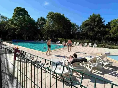 Piscine de l'établissement Mobil-home 6 pers avec terrasse - Nouvel style! - API-1-52-1613 ou située à proximité