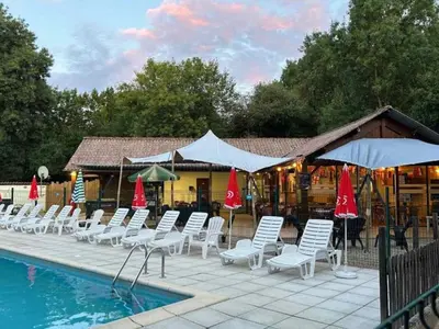 Piscine de l'établissement Mobil-home 6 pers avec terrasse - Nouvel style! - API-1-52-1613 ou située à proximité
