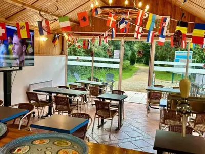 Restaurant ou autre lieu de restauration dans l'établissement Mobil-home spacieux 3 Chambres pour 6 Personnes - Terrasse - API-1-52-1649